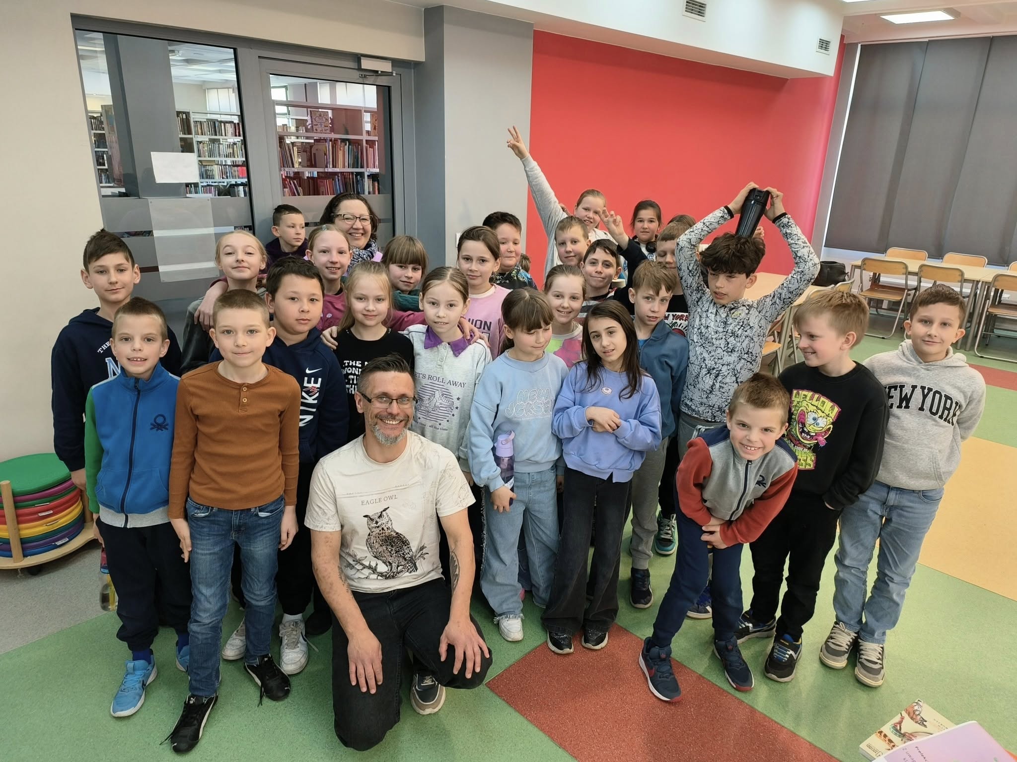 grupa uczniów i Sebastian Pilichowski w Wojewódzkiej i Miejskiej Publicznej Bibliotece im. Cypriana Norwida w Zielonej Górze; zajęcia o dokarmianiu zwierząt i ochronie płazów