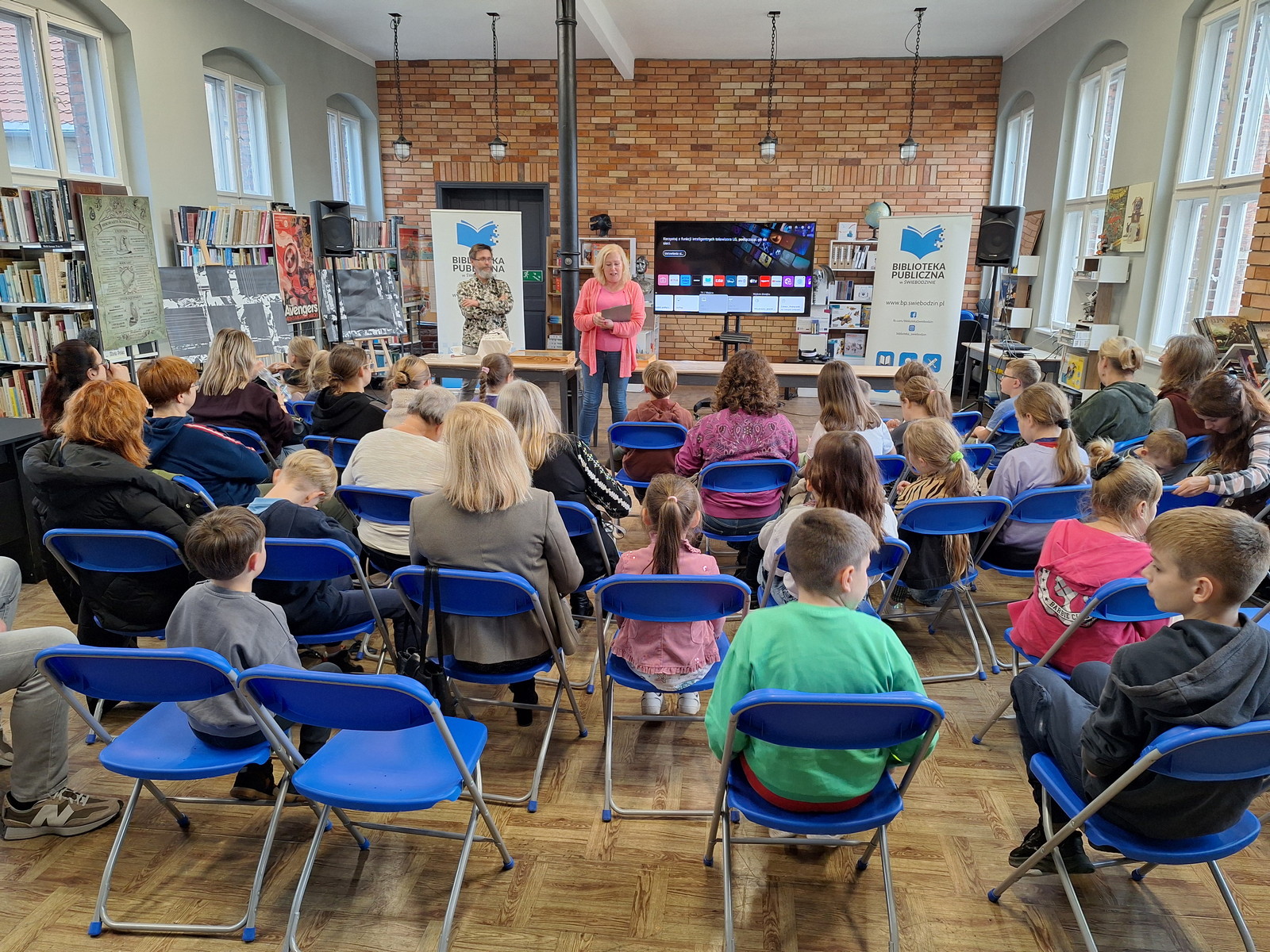 21.10.2025 spotkanie z drem Sebastianem Pilichowskim w Bibliotece Publicznej w Świebodzinie - spotkanie o owadach, noc bibliotek