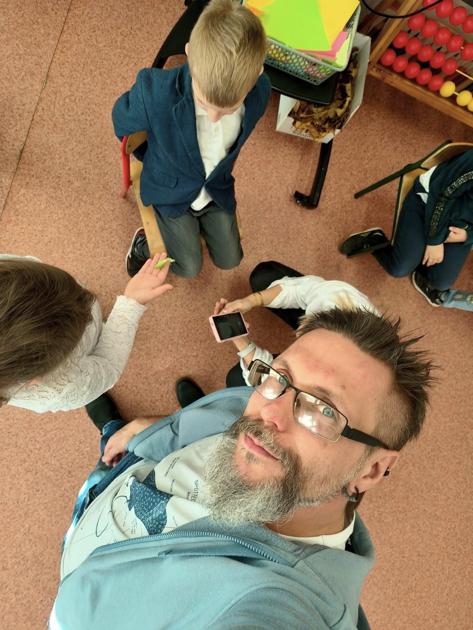 Sebastian Pilichowski na lekcji z owadami w Szkole Podstawowej w Świdnicy pod Zieloną Górą