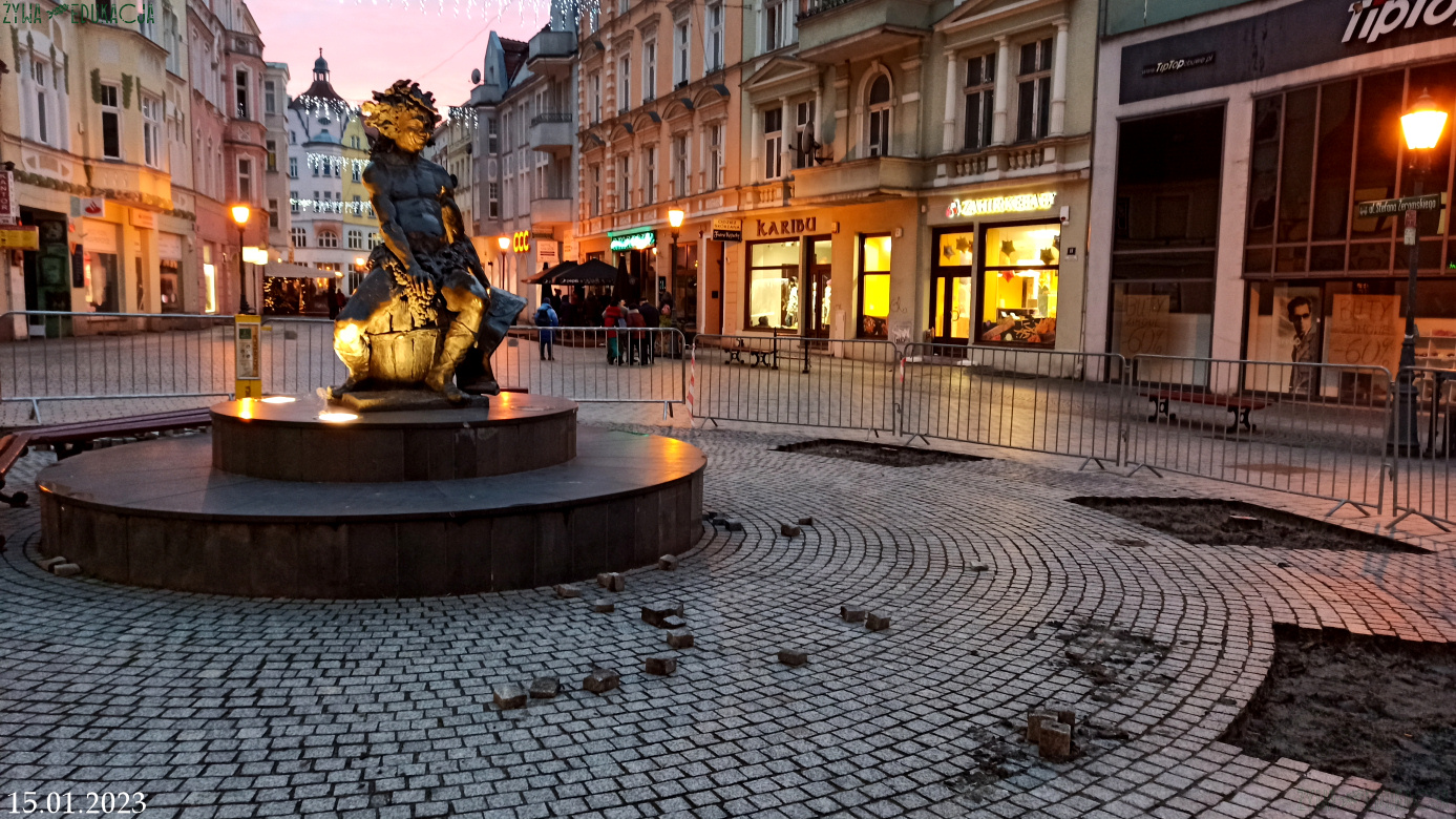 Rozkopane dziury wokół pomnika Bachusa, wreszcie po latach nadzieja na drzewa tutaj.